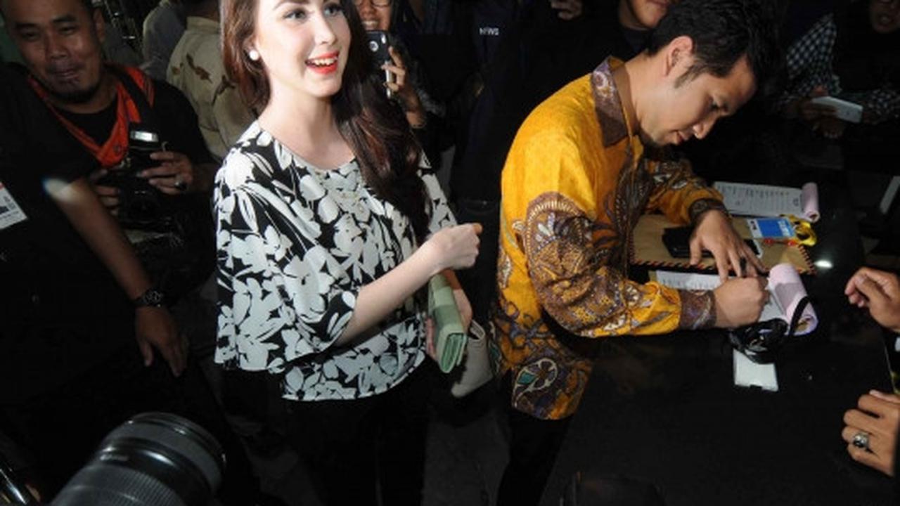 Kemesraan Arumi Bachsin dampingi Emil Elestianto lapor harta ke KPK