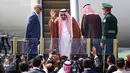 Raja Arab Saudi Salman bin Abdulaziz al Saud bersiap bertolak ke Brunei di Bandara Halim Perdanakusuma, Jakarta, Sabtu (4/3). Raja Salman akan mengunjungi Brunei selama setengah hari untuk kunjungan kenegaraan. (Liputan6.com/Angga Yuniar)