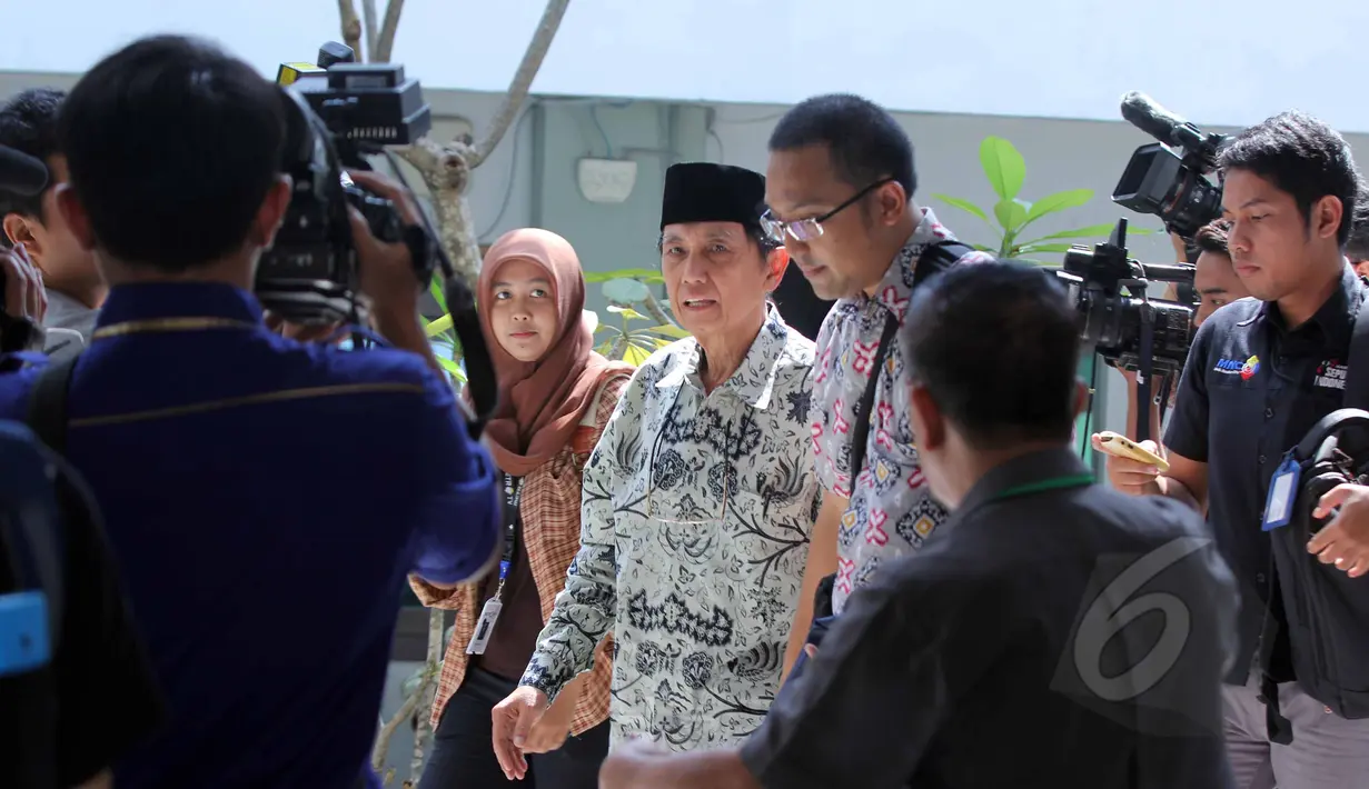 Mantan Dirjen Pajak Hadi Poernomo (berpeci) saat menghadiri sidang perdana praperadilan terhadap KPK di Pengadilan Negeri Jakarta Selatan, Senin (11/5/2015). Sidang gugatan Hadi Poernomo ditunda hingga Senin 18 Mei mendatang. (Liputan6.com/Helmi Afandi)