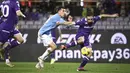 Pemain Fiorentina, Giacomo Bonaventura, melepaskan tendangan saat melawan Lazio pada laga Liga Italia di Stadion Artemio Franchi, Selasa (27/2/2024). (Massimo Paolone/LaPresse via AP)