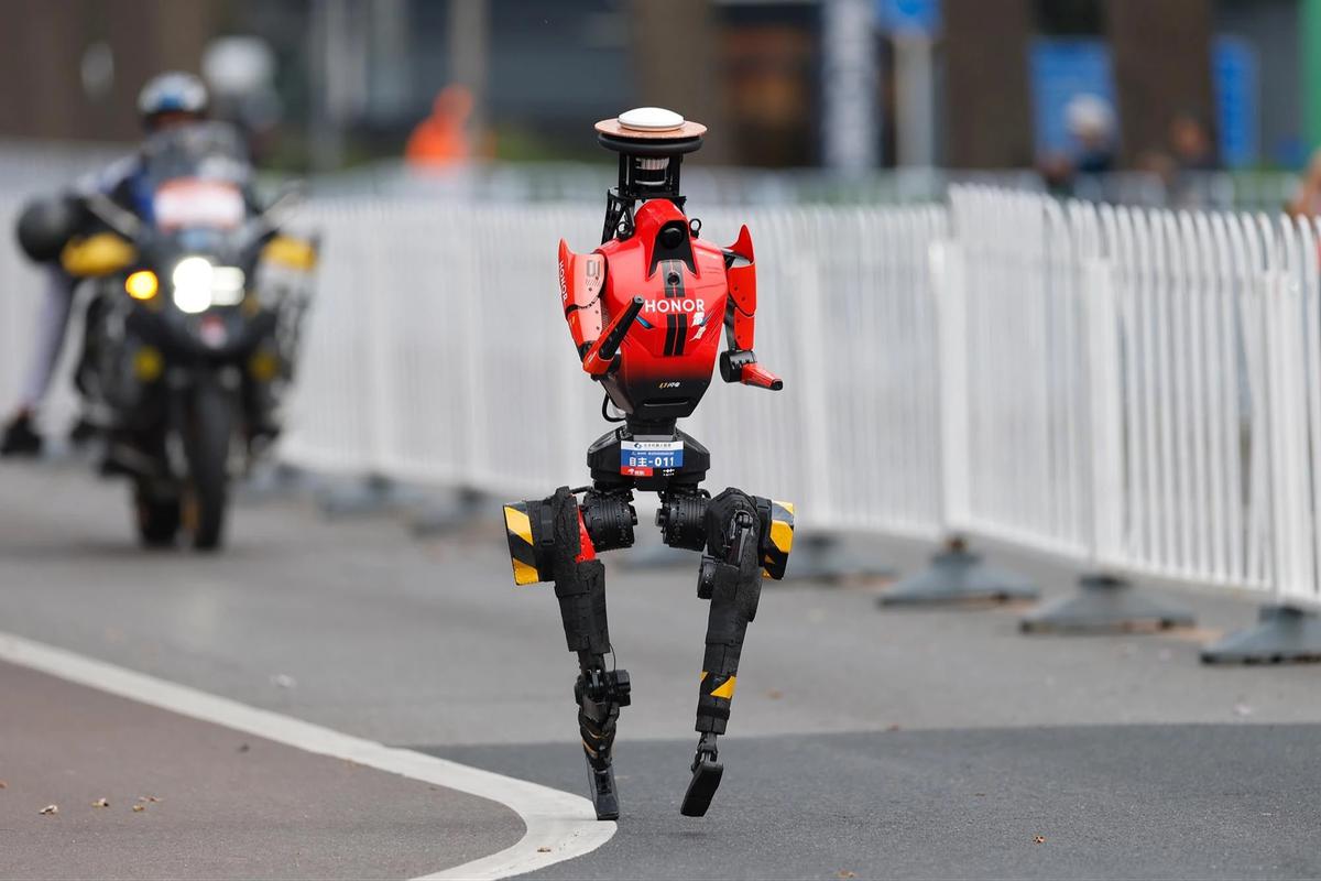 FOTO: Robot Humanoid Unjuk Kecepatan di Ajang Lari Marathon Beijing
