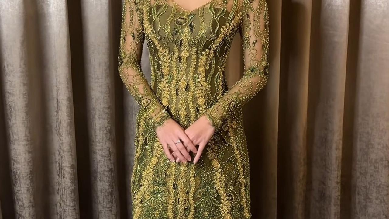 Pakai Kebaya Dari Desainer Ternama Yakni Asky Febrianti
