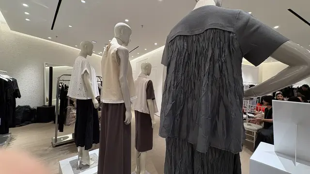 Koleksi terbaru Giordano Ladies Fall Winter 2025 dengan aksen pleated. [Anisha/Fimela]