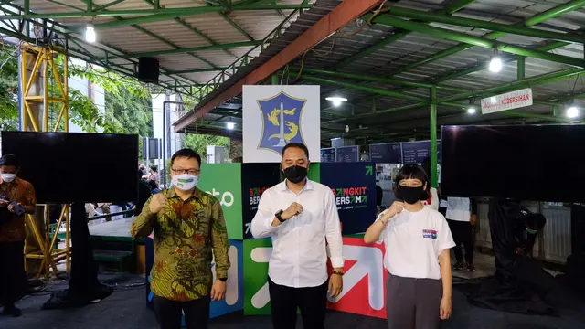 (Ki-Ka) Walikota Surabaya Eri Cahyadi, Vice Chairman dan Co-Founder Tokopedia Leontinus Alpha Edison dan Chief Food Officer Gojek Catherine Hindra Sutjahyo pasca penyerahan cinderamata dalam acara Cangkrukan GoTo di Surabaya (8/11) (Dok. GoTo)