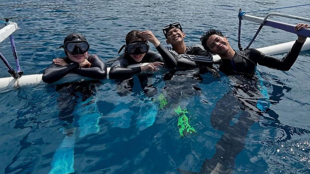 Potret Tiara Andini Berenang Bareng 2 Hiu Paus di Gorontalo