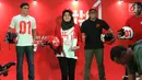 Model mengenakan suvenir pasangan Calon Presiden dan Wakil Presiden, Jokowi-Ma’ruf Amin di Jakarta Pusat, Jumat (25/1). Tim Kampanye Nasional (TKN) Jokowi-Ma’ruf Amin meluncurkan official merchandise kampanye. (Liputan6.com/Angga Yuniar)