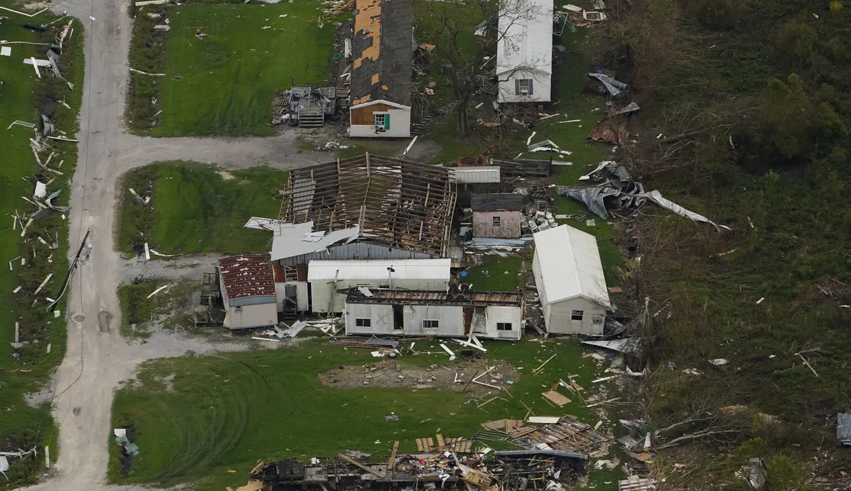 Sisa-sisa rumah yang hancur terlihat setelah Badai Ida di Lafitte, La (6/9/2021). Total korban tewas akibat Badai Ida disebut mencapai 50 orang. (AP Photo/Matt Slocum)