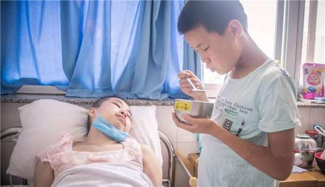 Wangzhen saat menjaga ibunya di rumah sakit/copyright viral4real.com
