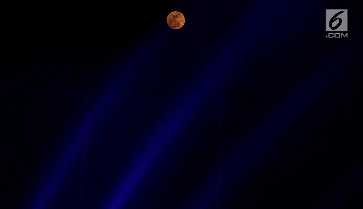 Penampakan bulan purnama di tengah air mancur yang menghiasi lanagit kawasan Jakarta, Jumat (13/9/2019). Bulan purnama Harvest Moon ini juga disebut sebagai Micro Moon dan akan lagi terlihat hingga 13 Agustus 2049. (Liputan6.com/Johan Tallo)