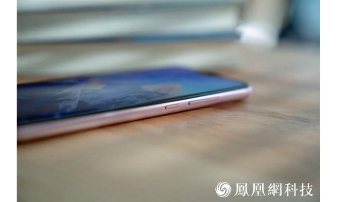 Tombol Power dan volume Redmi 6 Pro (Foto: Gizmochina)