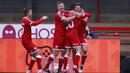 Para pemain Crawley Town merayakan gol yang dicetak oleh Jordan Tunnicliffe ke gawang Leeds United pada laga Piala FA di Stadion Broadfield, Minggu (10/1/2021). Leeds United takluk dengan skor 3-0. (AP Photo/Ian Walton)