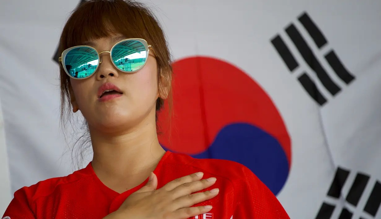 Suporter Korea hadir mendukung tim Baseball Korea melawan tim Baseball Hong Kong pada penyisihan Baseball Asian Games 2018 di Lapangan Baseball Senayan, Jakarta (28/8). (ANTARA FOTO/INASGOC/Nick Hanoatubun/MTG/18)