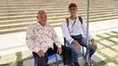<p>Jurnalis Bola.com, Gregah Nurikhsani (kanan) bersama pengurus Masjid Masjid Al Serkal, masjid terbesar di Phnom Penh yang terletak di Islamic Center Phnom Penh, Kamboja, Jumat (5/5/2023). (Bola.com/Abdul Aziz)</p>