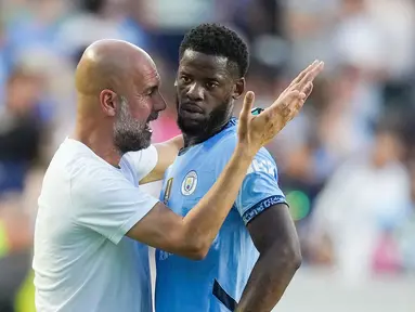 Pelatih Manchester City, Pep Guardiola, bersitegang dengan Luke Mbete saat melawan Glasgow Celtic pada laga uji coba di Stadion Kenan Memorial, Rabu (24/7/2024). City tumbang dengan skor 3-4. (AFP/Grant Halverson)