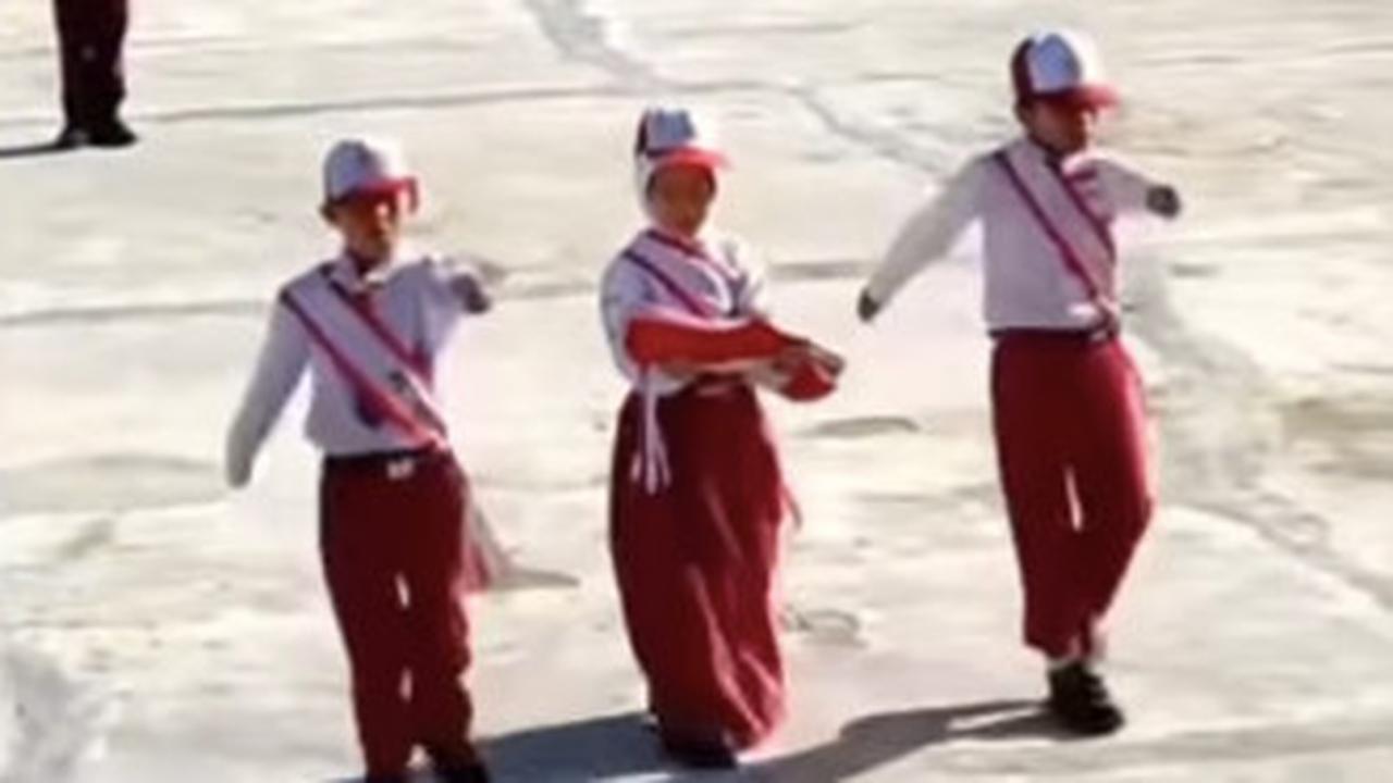 Salah satu yang disorot adalah para petugas pengibar bendera.&nbsp;<br>
