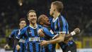 Para pemain Inter Milan merayakan gol yang dicetak oleh Nicolo Barella ke gawang Fiorentina pada laga Coppa Italia di Stadion San Siro, Rabu (29/1/2020). Inter Milan menang 2-1 atas Fiorentina. (AP/Luca Bruno)