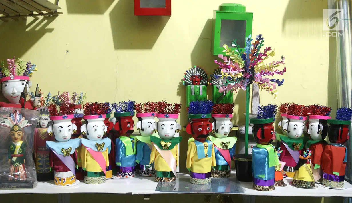 Miniatur ondel-ondel dari botol plastik dipajang di rumah produksi Kramat Jati, Jakarta, Rabu (28/11). Miniatur yang terbuat dari plastik diproduksi 50-80 buah dengan omset 5-8 Juta perbulan. (Liputan6.com/Herman Zakharia)