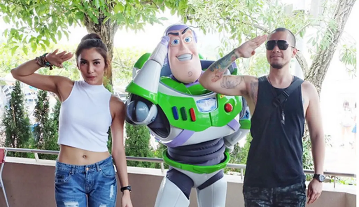 Selama liburan ini bintang film Air Terjun Pengantin itu selalu ternyum. Tampaknya liburan kali ini amat berkesan dan menyenangkan hatinya. (Via Instagram/@Tyasmirasih)