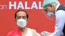 Presiden Joko Widodo atau Jokowi menjalani vaksinasi COVID-19 dosis kedua di Kompleks Istana Kepresidenan, Jakarta, Rabu (27/1/2021). Vaksinator presiden adalah Wakil Ketua Dokter Kepresidenan, Prof. dr. Abdul Muthalib, Sp.PD-KHOM. (Lukas/Biro Pers Sekretariat Presiden)