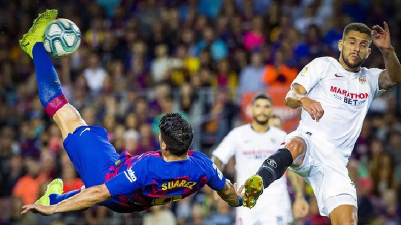 Penyerang Barcelona, Luis Suarez kala mencetak gol ke gawang Sevilla