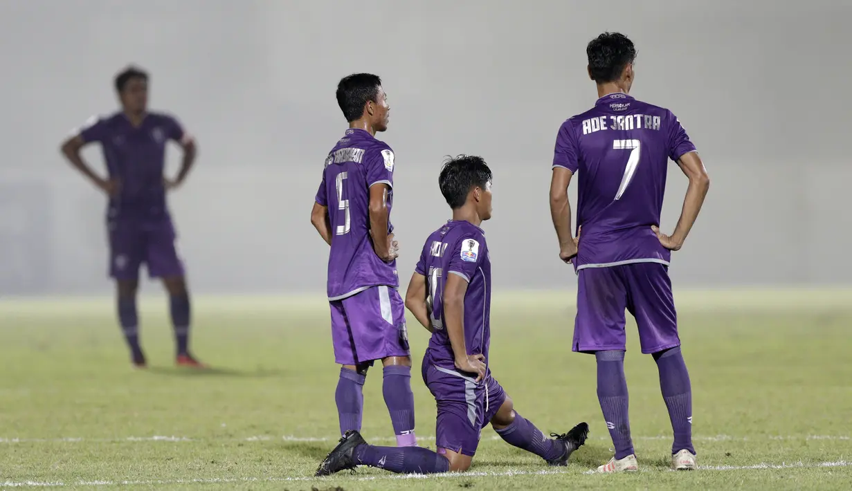 Pemain Persita Tangerang menunggu permainan dimulai saat dihentikan sementara karena asap pada laga Piala Indonesia 2019 di Stadion Sport Center Kelapa Dua, Tangerang, Minggu (3/2). Arema FC menang 3-0 atas Persita. (Bola.com/M Iqbal Ichsan)