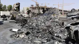 Sebuah pesawat habis terbakar pasca baku tembak antara dua kelompok bersenjata, Minggu (20/7/2014), di Bandara Internasional Tripoli, Libya, (21/7/2014). (REUTERS/Hani Amara)