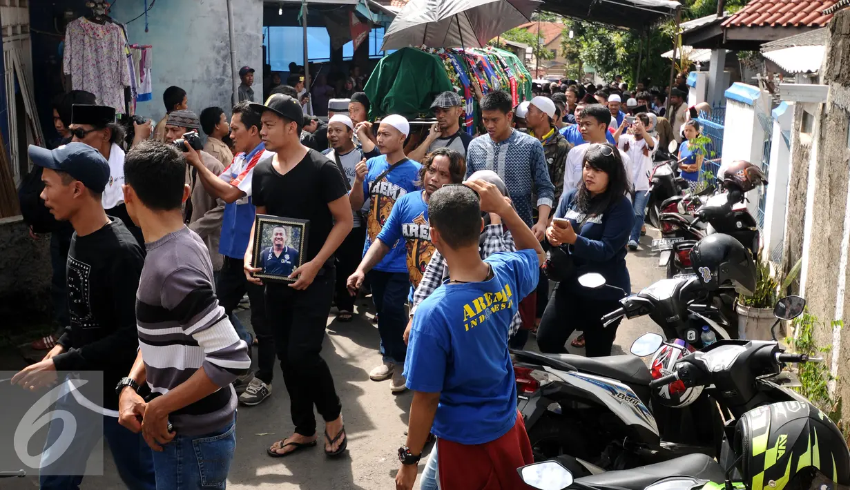 Pendukung klub Arema mengusung keranda jenazah Achmad Kurniawan menuju pemakaman di kawasan Cijantung, Jakarta, Rabu (11/1). Kiper Arema FC, Achmad Kurniawan wafat di usia 37 tahun. (Liputan6.com/Helmi Fithriansyah)