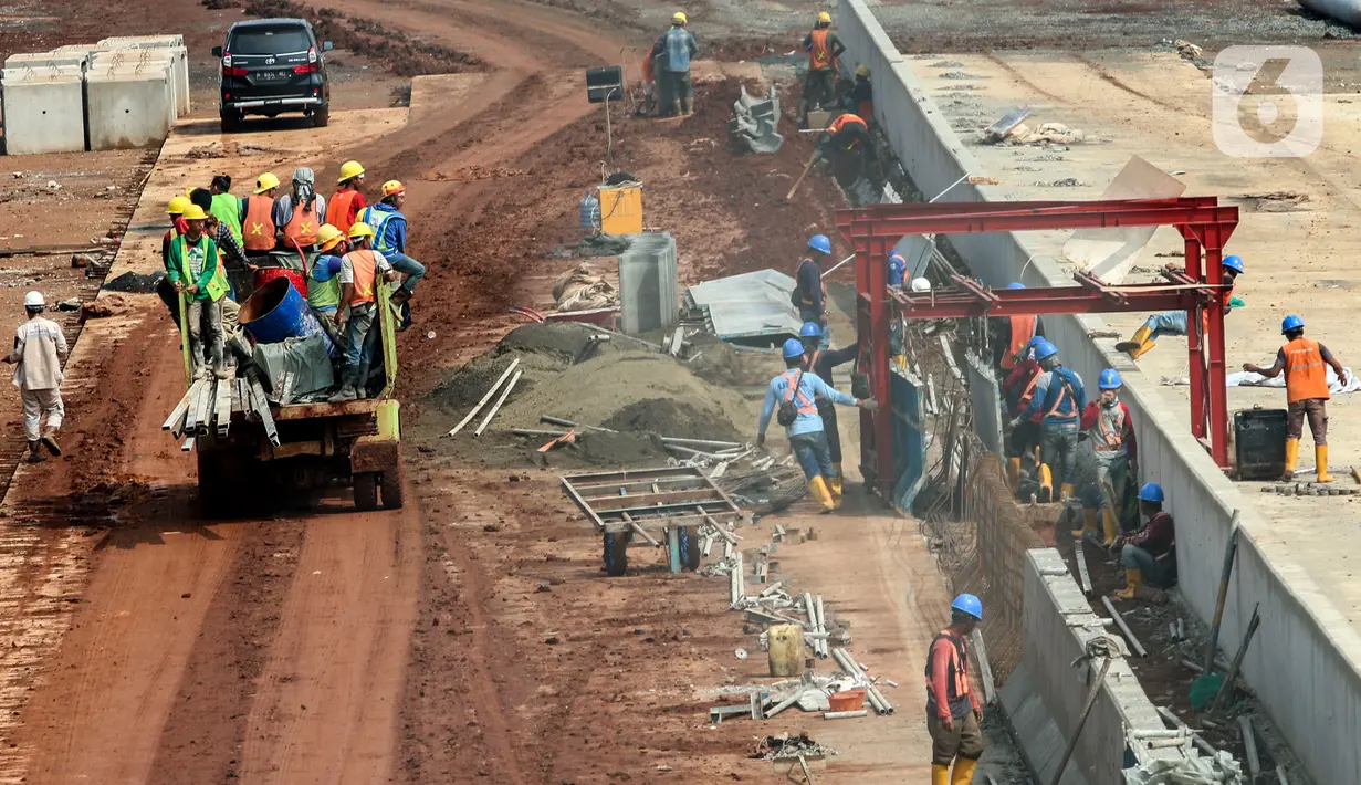 Aktivitas di proyek pembangunan jalan tol Cinere-Jagorawi (Cijago) Seksi III, Kawasan Depok, Jakarta, Jumat (29/7/2022). Proyek strategis Nasional (PSN) Jalan Tol Cijago Seksi III ini merupakan tahapan terakhir yang menghubungkan kawasan Kukusan - Simpang Krukut yang tersambung dengan Jalan Tol Depok - Antasari (Desari) dan Simpang Krukut - cinere yang tersambung dengan Tol Serpong - Cinere dan ditargetkan selesai pada Oktober 2022 mendatang. (Liputan6.com/Johan Tallo)