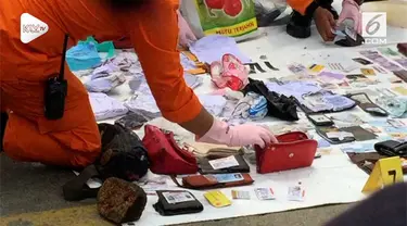 Basarnas terus melakukan pencarian korban dan barang milik penumpang Lion Air JT 610. Sejumlah barang berhasil ditemukan, begitu juga dengan bagian tubuh korban.