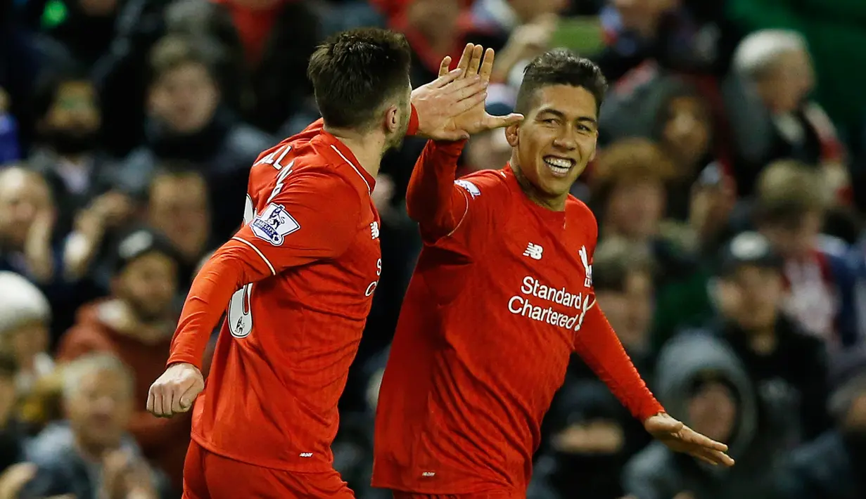 Penyerang Liverpool, Roberto Firmino melakukan selebrasi usai mencetak gol keduanya kegawang Arsenal pada lanjutan Liga Inggris di stadion Anfield, Inggris (14/1/2016). Liverpool bermain imbang dengan Arsenal dengan skor 3-3. (Reuters/Carl Recine)