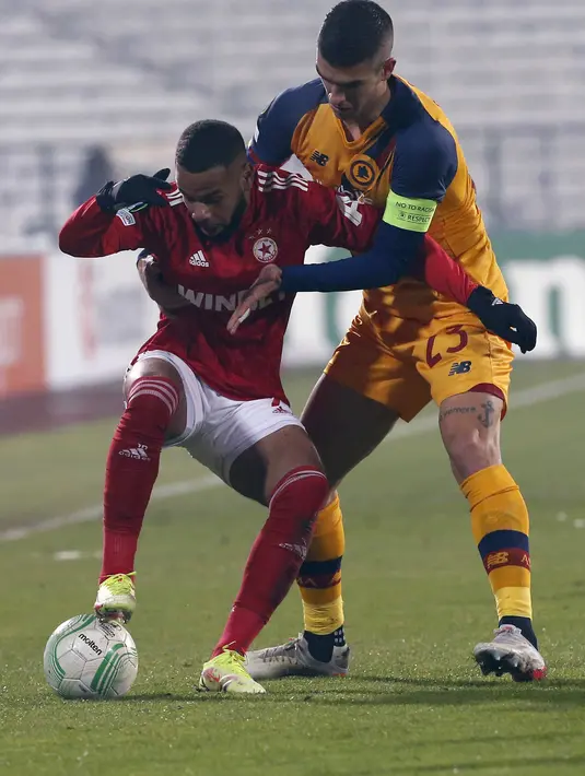 Gelandang AS Roma, Gianluca Mancini berusaha merebut bola dari pemain CSKA-Sofia, Yohan Bai pada pertandingan Grup C Liga Europa di Nasional Vassil Levski, Bulgaria, Jumat (10/12/2021). Roma mengamankan tiket ke babak 16 besar setelah mengalahkan CSKA Sofia. (AP Photo/Dessislava Komarova)