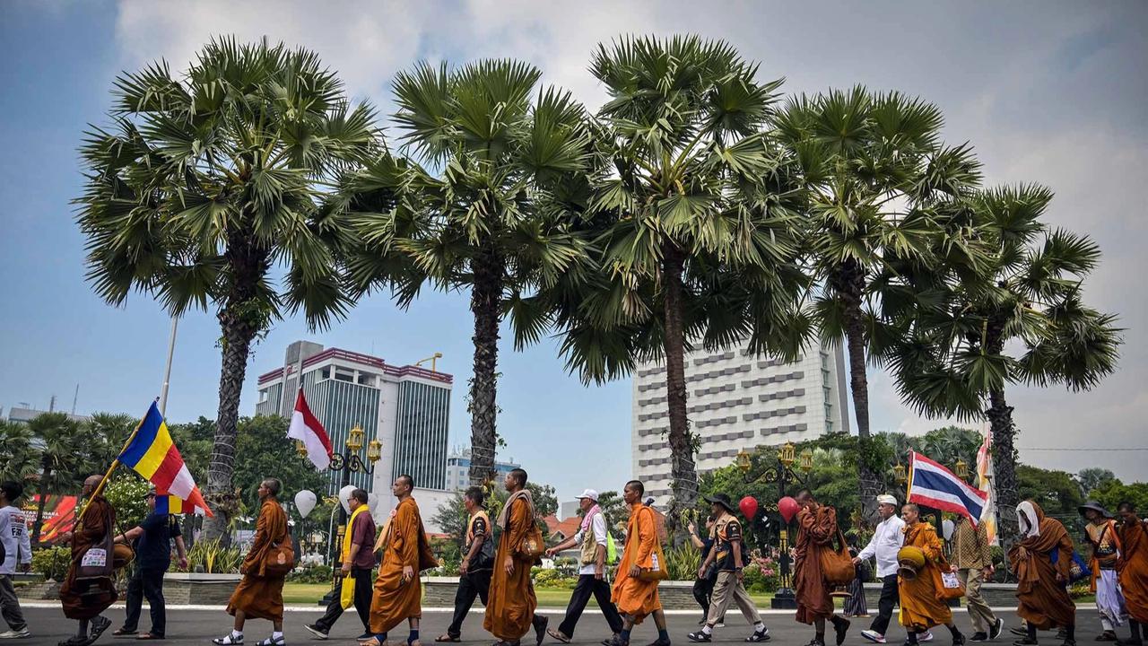 FOTO: Biksu Empat Negara Jalan Kaki Menuju Borobudur Suarakan Perdamaian