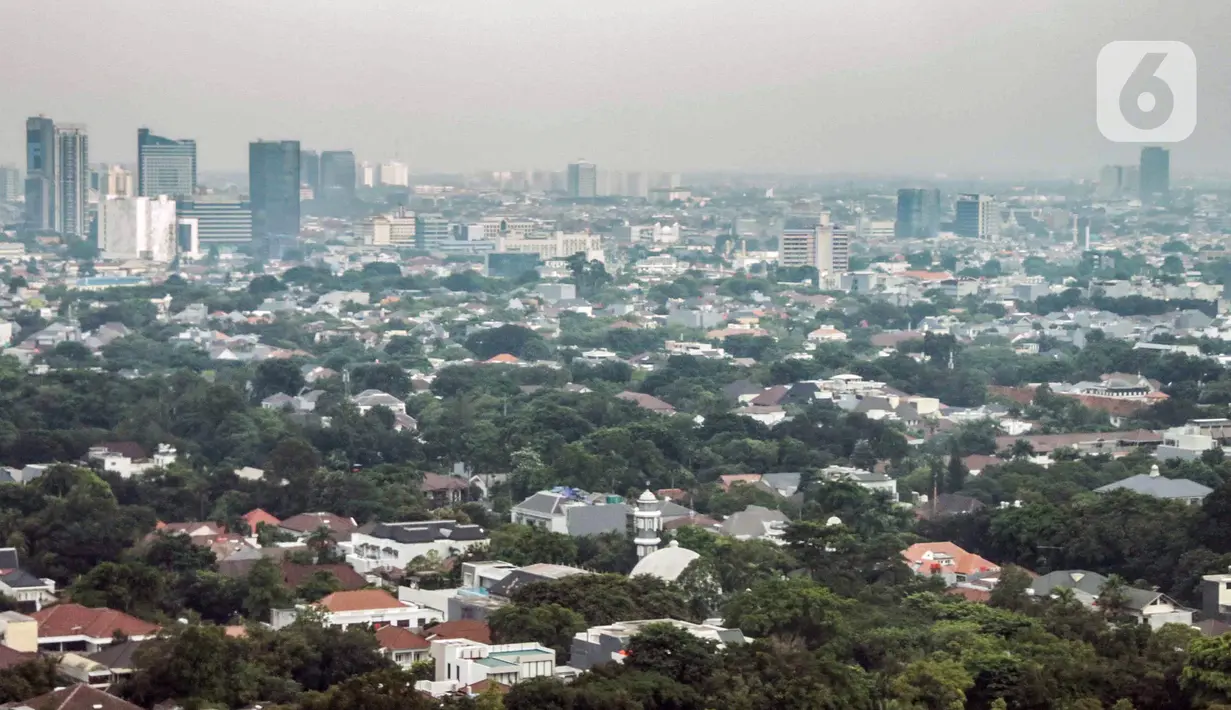 Pemandangan gedung bertingkat dan permukiman warga di antara perpohonan Jakarta, Kamis (13/2/2020). Jakarta baru memiliki 9,98 persen lahan yang dijadikan Ruang Terbuka Hijau (RTH) dari proyeksi 30 persen. (Liputan6.com/Faizal Fanani)