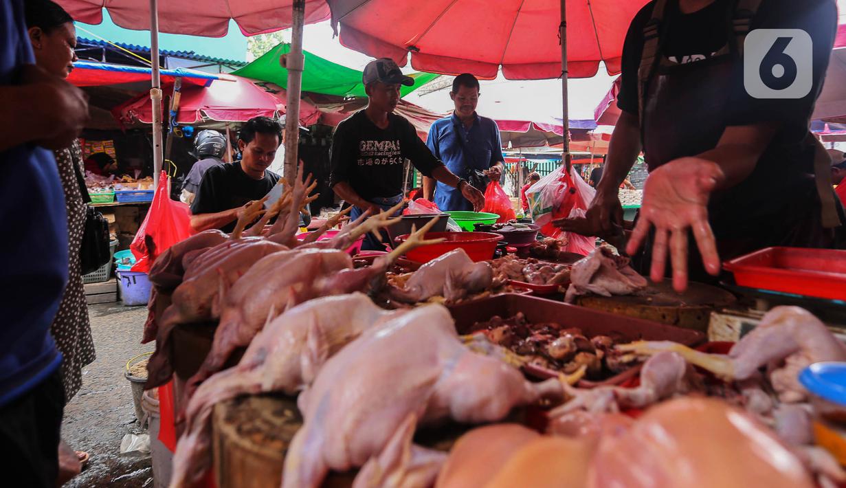 Harga daging ayam ras dijual Rp38.590 per kilogram. (Liputan6.com/Angga Yuniar)