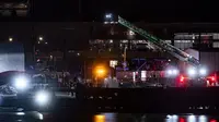 Tim tanggap darurat dikerahkan dalam operasi pencarian dan penyelamatan korban kecelakaan pesawat American Airlines di Sungai Potomac. (dok. Al Drago / GETTY IMAGES NORTH AMERICA / Getty Images via AFP)