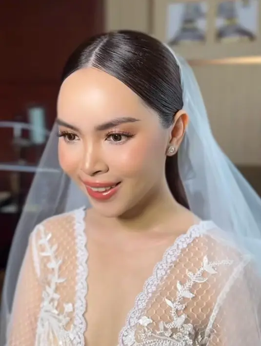 Terakhir, diaplikasikan lipstik warna coral senada, ditambah sentuhan lipgloss yang membuat bibir Marcella terlihat lebih plumpy dan sehat. [@minarbeauty]