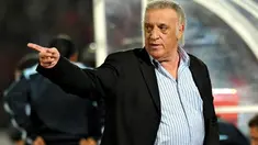 Argentine national football team coach Alfio Basile gives instructions to his players during their FIFA World Cup South Africa-2010 qualifier football match in Santiago on October 15, 2008. AFP PHOTO / Claudio Santana 