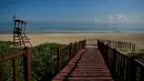 Pemandangan pantai kosong akibat pandemi COVID-19 di Havana, Kuba pada 26 Agustus 2020. Pihak berwenang di Havana, kota berpenduduk 2,2 juta, telah menangguhkan transportasi umum, melarang akses ke pantai serta menutup restoran, bar dan kolam renang menyusul lonjakan kasus Corona. (YAMIL LAGE/AFP)