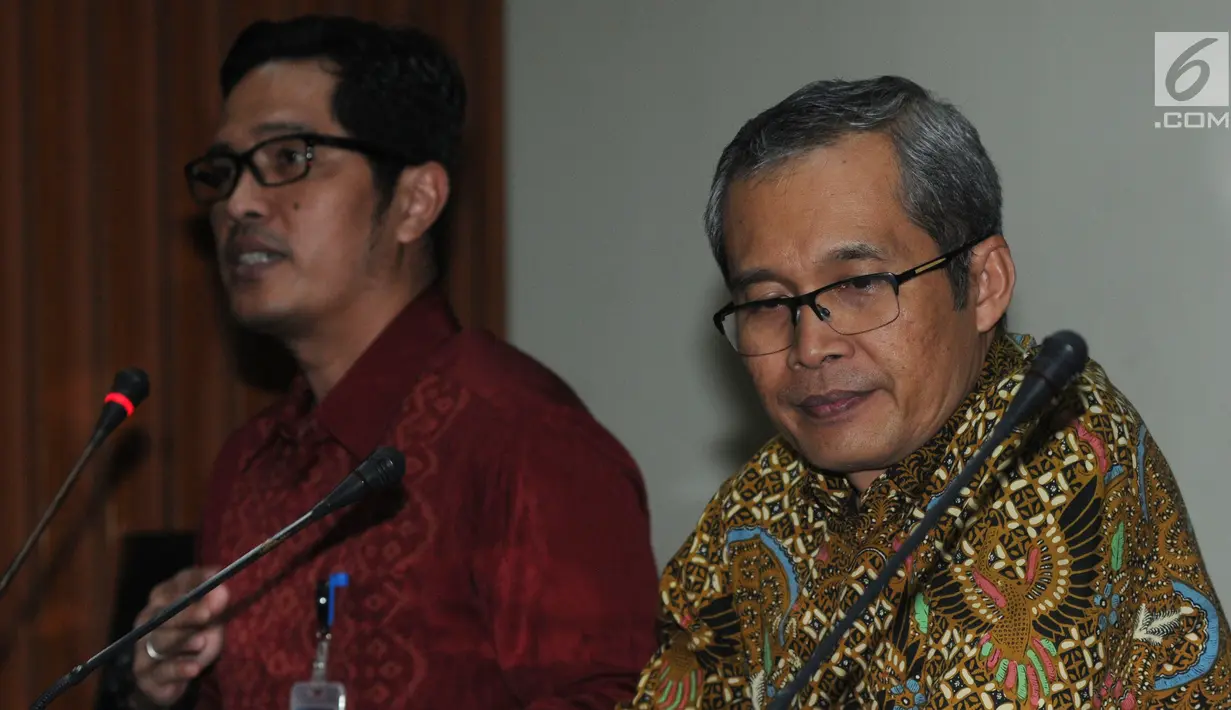 Wakil Ketua KPK Alexander Marwata (kanan) didampingi Jubir Febri Diansyah memberikan keterangan kepada wartawan tentang operasi tangkap tangan di Yogyakarta dengan barang bukti uang Rp100 juta ketika konferensi pers di Gedung KPK, Jakarta, Selasa (20/8/2019). (merdeka.com/Dwi Narwoko)