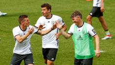 Toni Kroos, gelandang Real Madrid sekaligus penggawa Timnas Jerman melakukan selebrasi unik ala Cristiano Ronaldo.