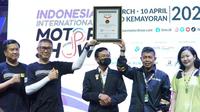 Penyerahan sertifikat penghargaan MURI sebagai ‘Pameran Otomotif dengan Grand Prize Mobil Terbanyak’. (ist)