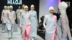 Model mengenakan busana rancangan Danjyo Hiyoji menapilkan 11 busana saat Muslim Fashion Festival (MUFFEST) 2019 di JCC, Jakarta, Jumat (3/5/2019). MUFFEST 2019 melalui Bekraf membuat Indonesia Trend Forecasting 2019/2020 dengan tema "Sigularity" sebagai acuan. (Liputan6.com/Herman Zakharia)