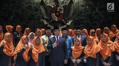 Gubernur DKI Jakarta Anies Baswedan foto bersama Kafilah Provinsi DKI Jakarta untuk mengikuti Musabaqah Tilawatil Quran (MTQ) Tingkat Nasional XXVII, Jakarta, Kamis (4/10). Anies berharap Kafilah DKI dapat meraih juara umum. (Liputan6.com/Faizal Fanani)