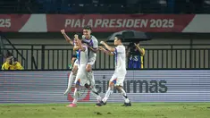 Selebrasi Teerasak Poeiphimai usai berhasil mencetak gol penyama kedudukan pada final Piala Presiden 2025&nbsp;di Stadion Si Jalak Harupat, Kabupaten Bandung, pada Minggu (13/7/2025) malam WIB. (Bola.com/Bagaskara Lazuardi)