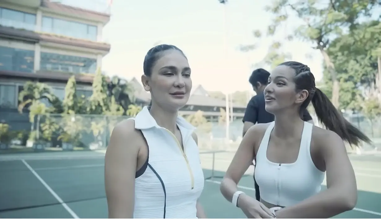 Tidak hanya penampilan dua artis cantik ini yang menarik perhatian warganet hingga disebut seperti petenis dunia dari Ukraina dan Italia, tapi juga kehadiran Cipung di lapangan tenis. [Youtube/Luna Maya]
