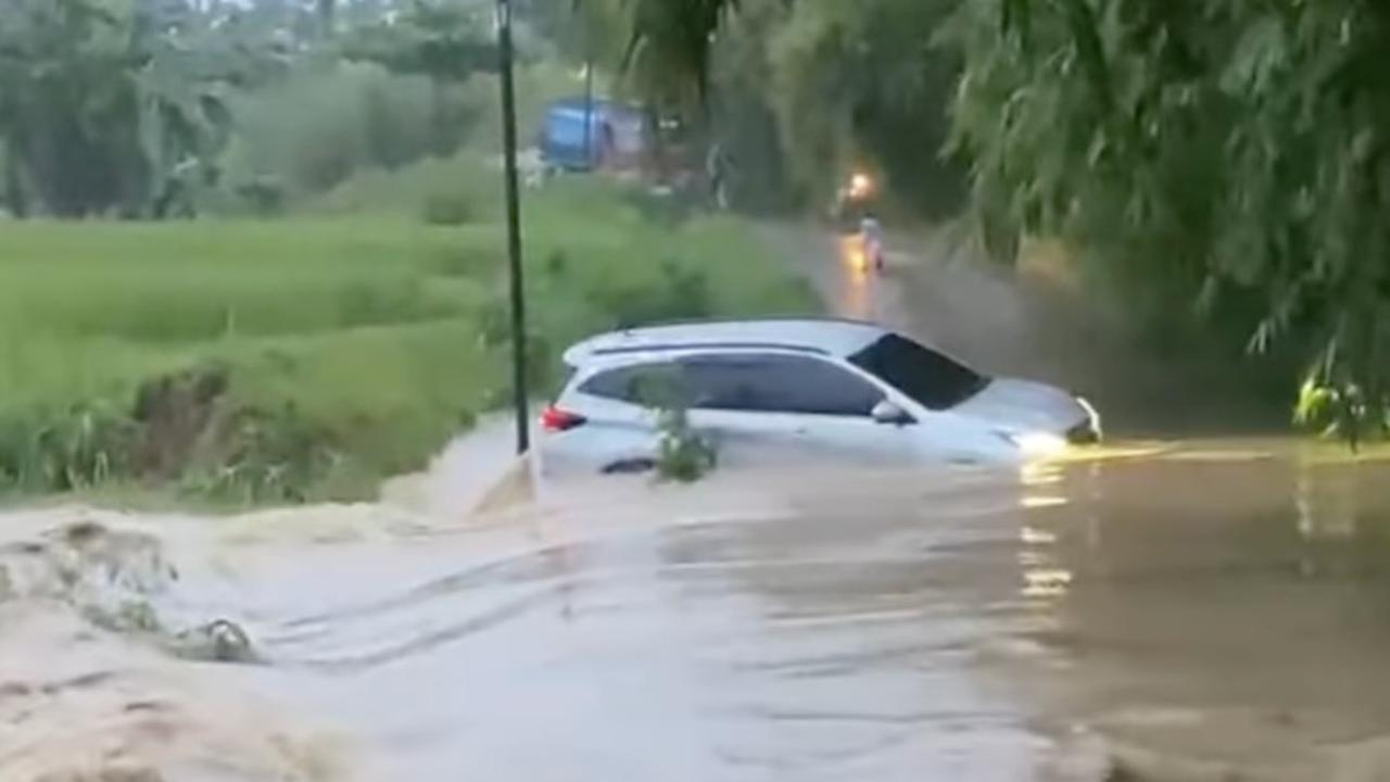 Detik-Detik Mobil Nekat Terobos Banjir Bekasi Malah Terseret Arus Sampai ke Tengah Sungai, Begini Nasib Sopirnya