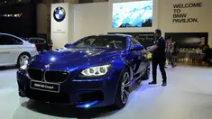 Pengunjung melihat mobil BMW M6 Coupe yang dipamerkan di Indonesia Internasional Motor Show 2016 di JIEXPO Kemayoran Jakarta, Kamis (7/4/2016). Penyelenggara menargetkan IIMS 2016 mampu meraup transaksi Rp 2 Triliun. (Liputan6.com/Helmi Fithriansyah)