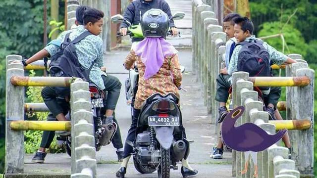 Kumpulan Emak-Emak Gegabah Menantang Pengguna Jalan Lain