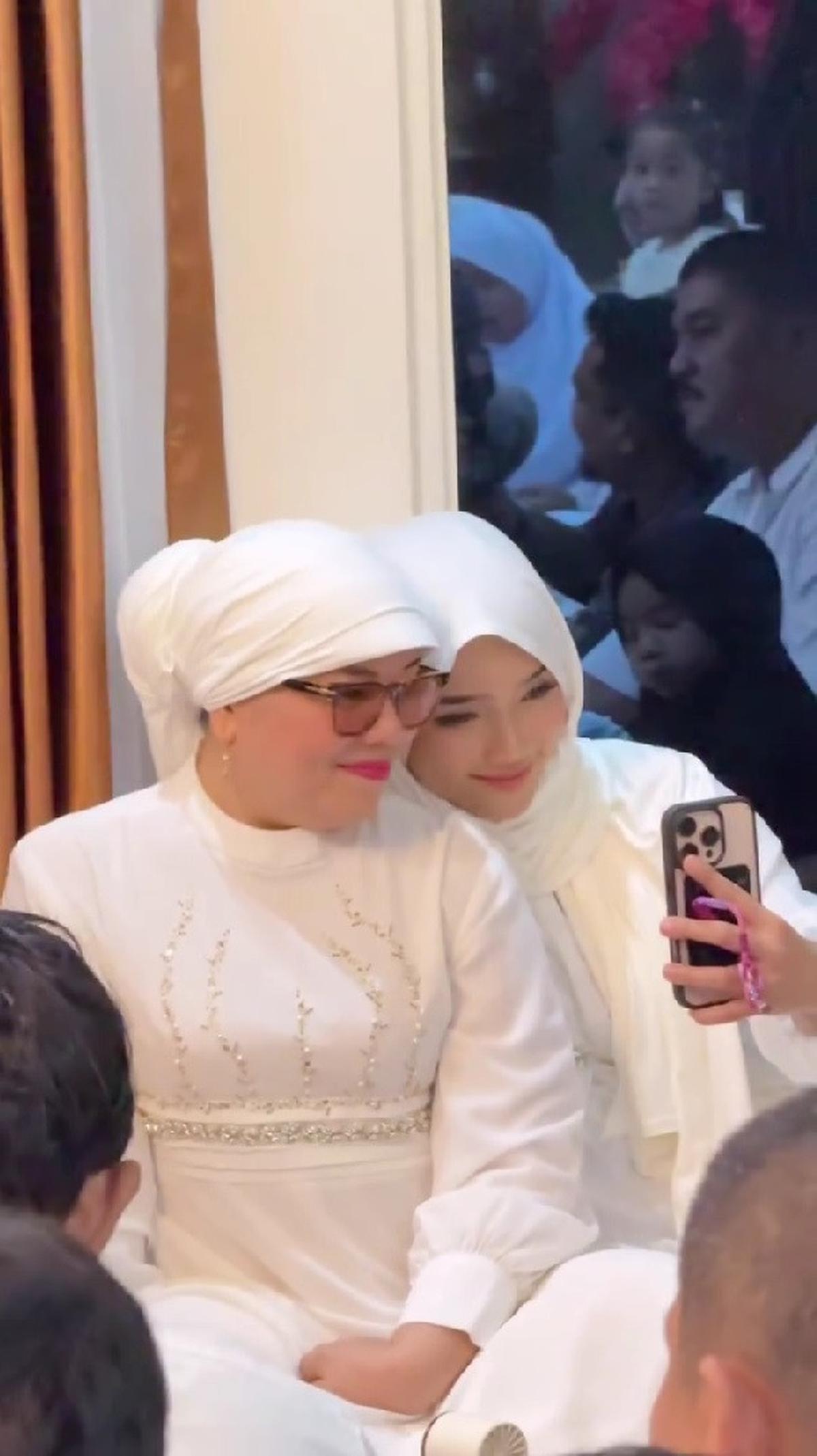 Potret Fuji Berhijab Syari di Momen Pengajian Frans Faisal, Netizen: Versi Yalili Yalili Ga Ada Obat