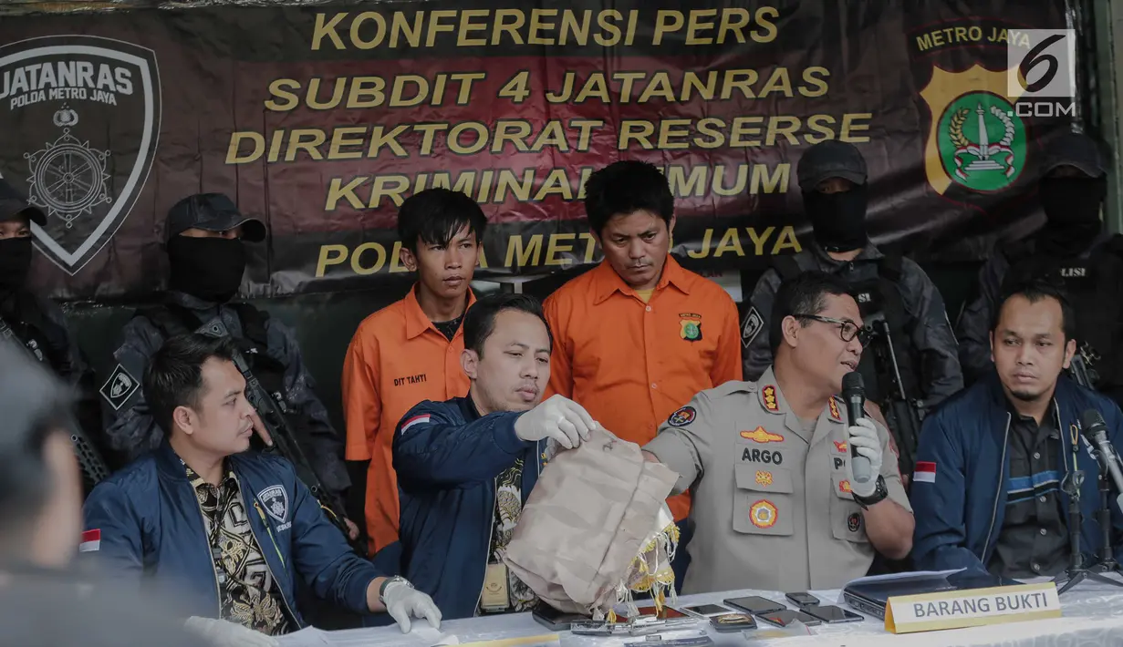 Kabid Humas Polda Metro Jaya, Kombes Pol Argo Yuwono berserta jajaran menunjukkan barang bukti saat rilis kasus pencurian serta melawan petugas di Jakarta, Jumat (9/8/2019). Subdit Umum/Jatanras Dit Reskrimum PMJ berhasil mengamankan 2 tersangka. (Liputan6.com/Faizal Fanani)